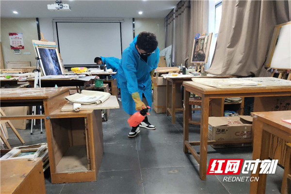 图为员工党员在帮新生帮行李.jpg 图为员工党员在帮新生帮行李.jpg